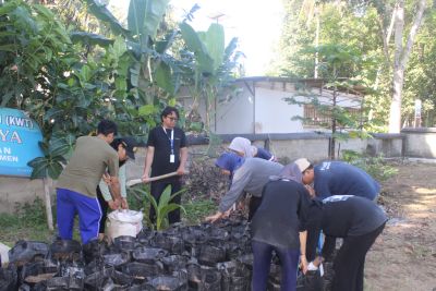 Inovasi Hijau: Pembuatan Irigasi Tetes oleh Mahasiswa KKN Unsoed untuk Desa Surorejan